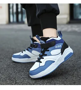 Vista laterale dettagliata delle scarpe da basket alte da bambino in blu e bianco