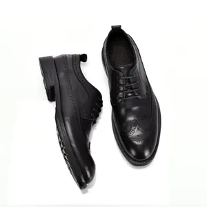 Klassieke zwarte leren brogue schoenen voor heren met gedetailleerde wingtip perforatie