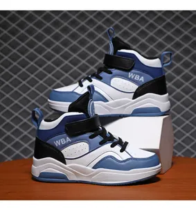 Vista laterale delle sneakers alte blu e bianche da ragazzo con marchio WBA