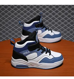 Vista laterale dettagliata di sneakers da basket alte blu e bianche per bambini
