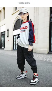 Foto professionale di un ragazzo che indossa scarpe da basket high-top alla moda.
