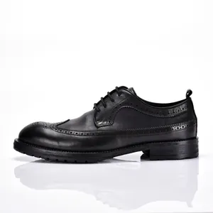Zijaanzicht van heren zwarte leren brogue schoenen met klassiek ontwerp