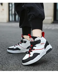 Vista dettagliata di scarpe alte da ginnastica per ragazzi in bianco e nero con rossi