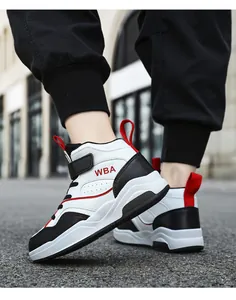 Vista dettagliata delle sneaker alte da ragazzo nei colori bianco, nero e rosso