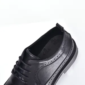 Detailopname van zwarte leren brogue schoen met verfijnd gatenpatroon