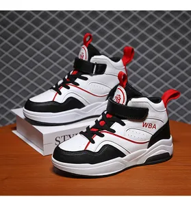 Scarpe da basket alte da bambino in pelle sintetica nei colori nero bianco e rosso.