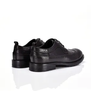 Gedetailleerd achteraanzicht van zwarte lederen brogue schoenen met perforaties