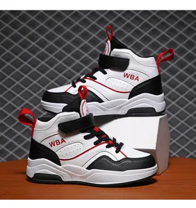 Vista laterale dettagliata di scarpe da basket alte da bambino in nero, bianco e rosso