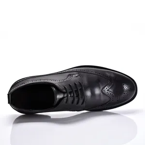 Gedetailleerd bovenaanzicht van zwart echt lederen heren Brogue schoenen met vetersluiting