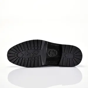 Detailopname van de duurzame rubberen loopzool met Goodyear-constructie op leren schoen.