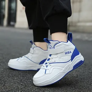 Sneaker alte alla moda per bambini in ecopelle bianca e blu con design sportivo.