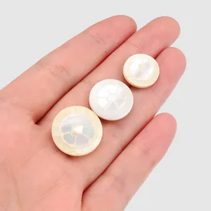 Boutons élégants en nacre de papillon blanc avec motif floral gravé pour manteaux