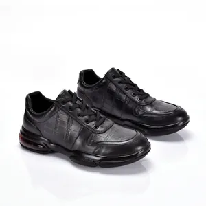 Detail van zwarte rundleer sneakers met textuurpatroon en zachte zolen