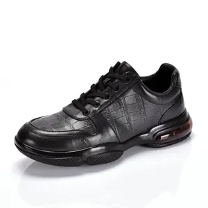 Detailweergave van zwarte leren sneaker met krokodillenstructuur en luchtkussenhak