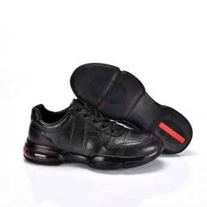 Detailweergave van getextureerd zwart leer en luchtkussenzool van heren sportschoenen