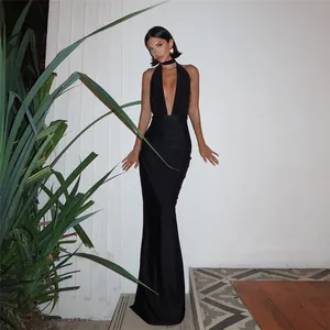 Elegante vista de cuerpo entero de un vestido de noche negro con cuello halter y escote en V.