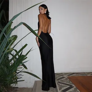 Elegante vestido largo negro con espalda descubierta y cuello halter para fiestas sociales