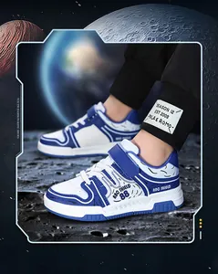 Detalle de zapatillas de skate azules y blancas para niños en fondo con tema espacial.