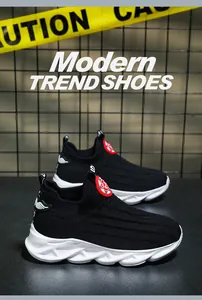 Primo piano di sneaker a calza da bambino in maglia nera con suole bianche ondulate