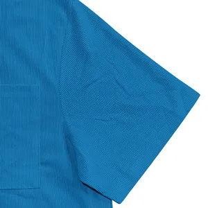 Primo piano della trama a costine blu di una camicia casual da uomo a maniche corte