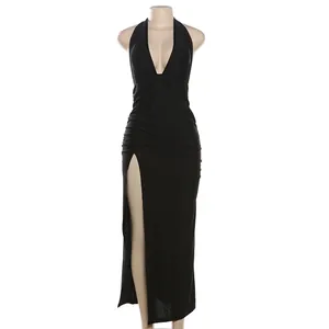 Elegante vestido largo negro con cuello halter, escote en V profundo y abertura alta.