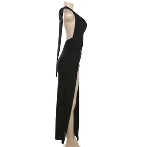 Vista lateral de un vestido negro sexy con cuello halter y abertura lateral alta.