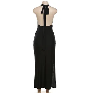 Vista trasera del vestido largo negro sexy con cuello halter y espalda descubierta