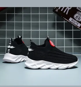 Dettaglio scarpe da ginnastica in maglia nera per bambini con logo ad ala e suola bianca