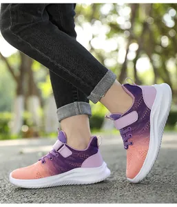 Dettaglio di sneaker traspiranti per bambini con sfumatura viola e chiusura a strappo.