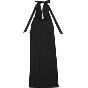 Vestido halter negro elegante con espalda descubierta y abertura para el verano.