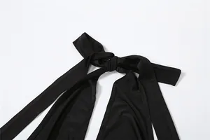 Detalle del elegante lazo del cuello halter en un vestido negro sexy con espalda descubierta