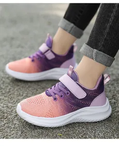Dettaglio ravvicinato di scarpe da ginnastica in mesh sfumato rosa e viola per bambini