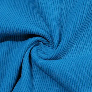 Dettaglio ravvicinato della trama del tessuto a coste blu per completi casual da uomo