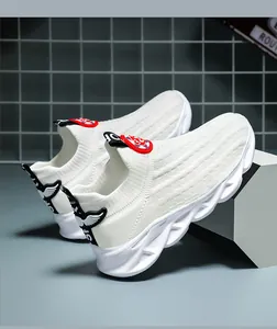 Vista dettagliata di scarpe a calzino per bambini in maglia bianca traspirante