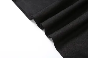 Primer plano de la textura de la tela negra que muestra un tejido fino y pliegues suaves
