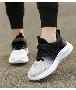 Dettaglio scarpe da corsa leggere per bambini con tomaia in mesh sfumata nero e grigio