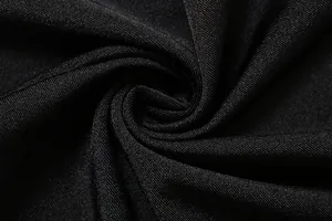 Detalle de cerca de tela elástica negra de alta calidad con textura de punto fino