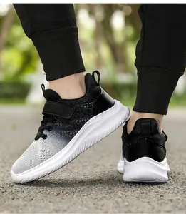 Dettaglio scarpe da corsa per bambini in mesh traspirante con design sfumato