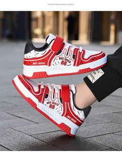 Primer plano de zapatillas rojas y blancas para niños con velcro
