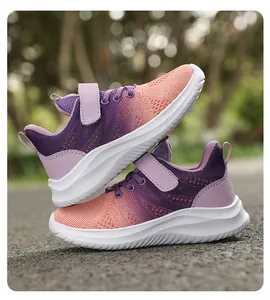 Vista laterale che mostra i dettagli delle scarpe da corsa leggere per bambini viola
