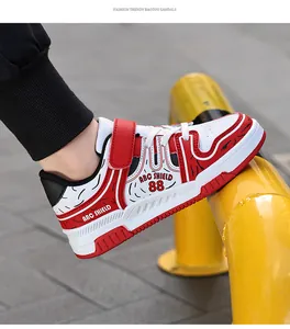 Primer plano de una elegante zapatilla deportiva para niños en rojo y blanco con suela