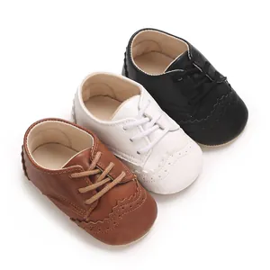 Vue détaillée de chaussures de marche pour bébé en PU souple, marron, blanc, noir.