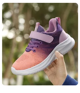 Vista dettagliata di scarpe sportive viola traspiranti per bambini con suola morbida