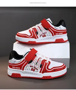 Vista detallada de zapatillas de skate para niños en rojo y blanco con marca ABC SHIELD