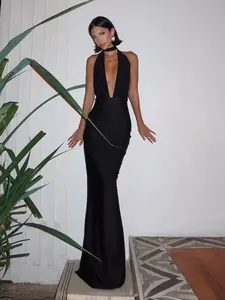 Elegante y sexy vestido largo negro con escote en V profundo y cuello halter para fiestas