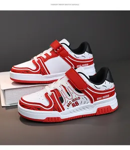 Vista detallada de zapatillas rojas y blancas para niños con un cierre de velcro