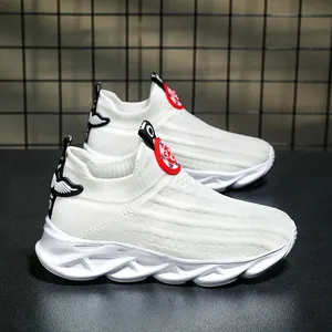 Sneakers slip-on in mesh traspirante per ragazzi con suola ondulata, scarpe bianche