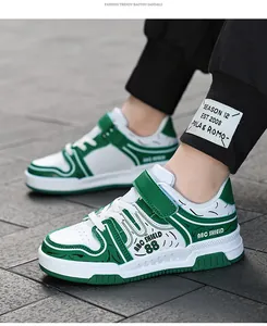 Detalle lateral de zapatillas de moda para niños en verde y blanco con velcro