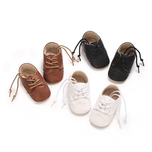 Trois paires de chaussures pour bébés en similicuir blanc, noir et marron à lacets