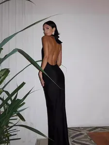 Vestido largo negro sexy con cuello halter y espalda descubierta para fiestas